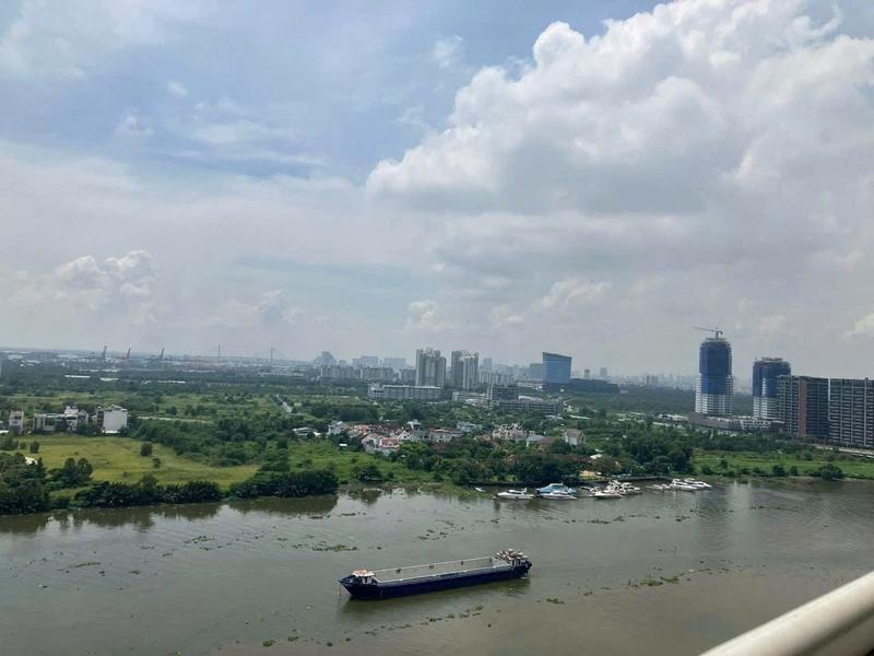 Bán căn 4PN giá 31 tỷ, View sông công viên trực diện, nội thất Vin cơ bản.